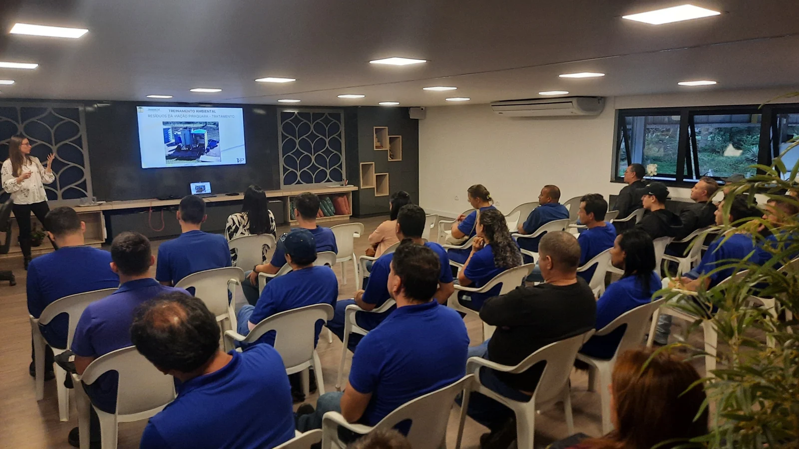 Turma de treinamento ambiental conduzido pela Ambiental Sul em 2023